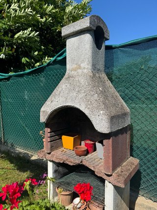 Barbecue in muratura grigio e arancione