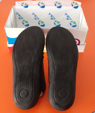 Zapatos planos negros con lazo blanco