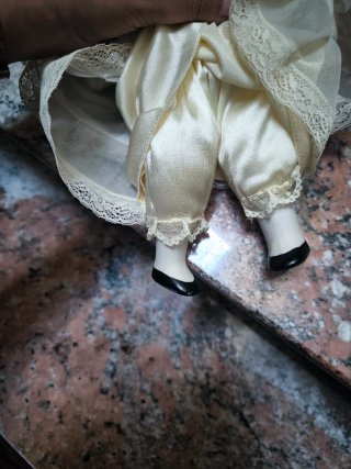 Muñeca de porcelana antigua