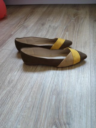 Zapatos planos mujer marrones y amarillos