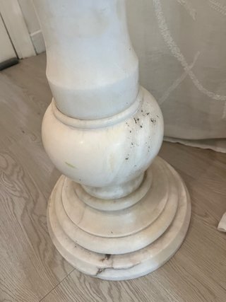 Columna de alabastro decorativa