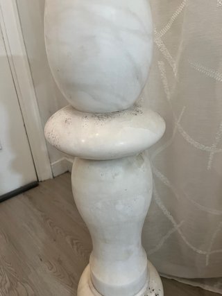 Columna de alabastro decorativa