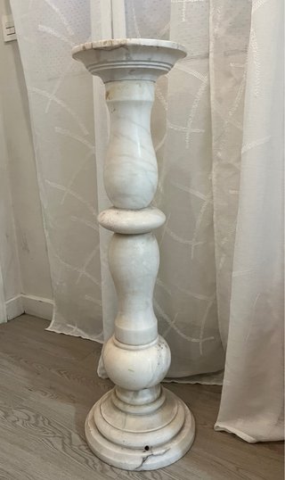 Columna de alabastro decorativa