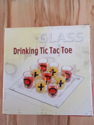 Gioco da tavolo Tic Tac Toe con bicchieri