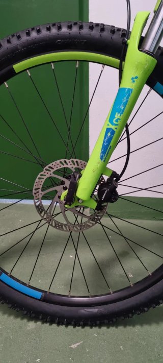 Bicicleta Cube Verde e Blu