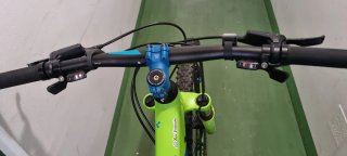 Bicicleta Cube Verde e Blu