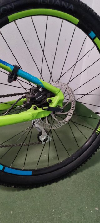 Bicicleta Cube Verde e Blu