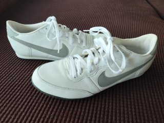 Zapatillas Nike Track Racer Blancas y Grises