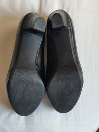 Zapatos tacón piel negra Dorking by Fluchos