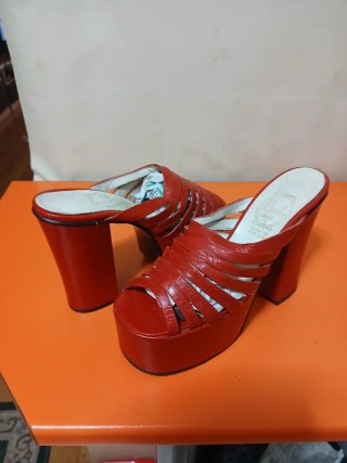 Zapatos de plataforma rojos años 80