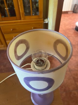 Lámpara de mesa morada y blanca