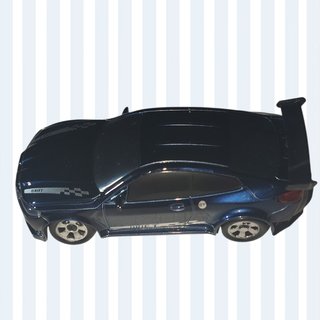 Coche teledirigido azul con alerón
