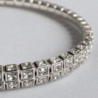 Pulsera elástica con pedrería plateada