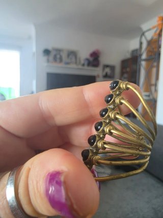 Anillo estilo hippie con piedras negras