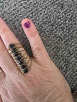 Anillo estilo hippie con piedras negras