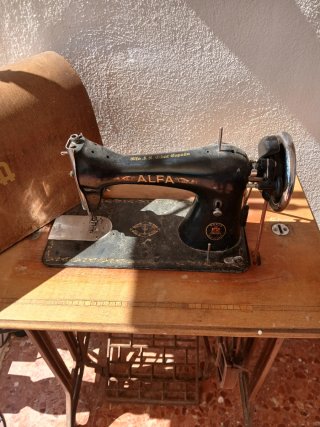 Máquina de coser Alfa antigua