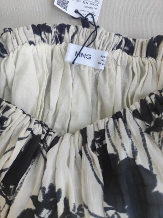 Crop top floral negro y blanco Mango