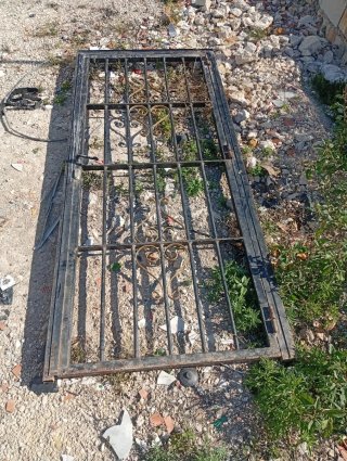 Puerta de hierro forjado decorada