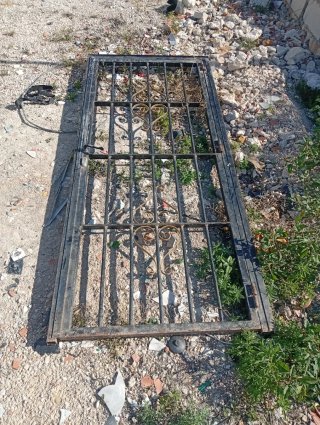 Puerta de hierro forjado decorada