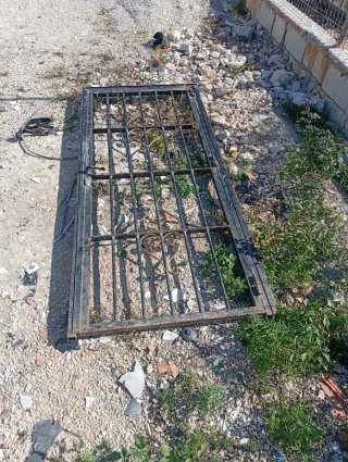 Puerta de hierro forjado decorada