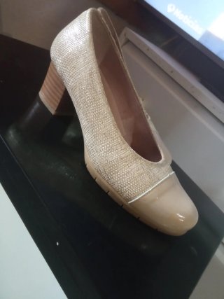 Zapatos Pitillos Beige y Dorado Tacon