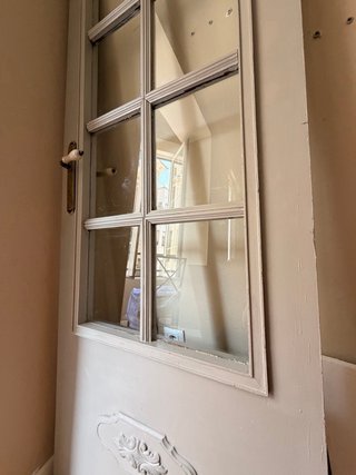 Puerta madera gris con cristal