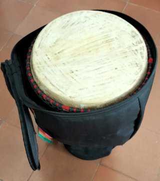 Jembe Africano Madera Natural con funda negra.