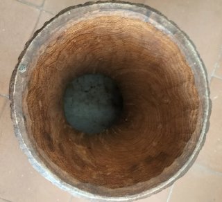 Jembe Africano Madera Natural con funda negra.