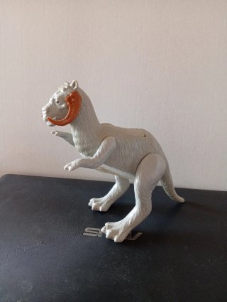 Figura dinosaurio con cuernos