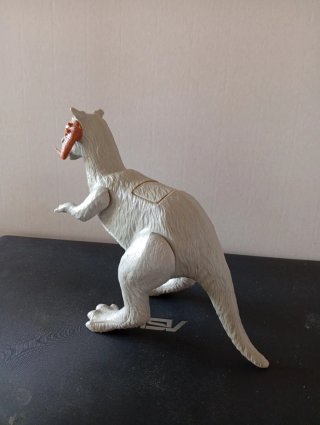 Figura dinosaurio con cuernos