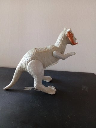 Figura dinosaurio con cuernos