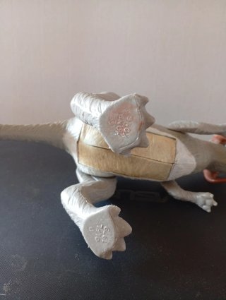 Figura dinosaurio con cuernos