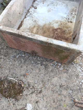 Pila de lavar vintage de cemento
