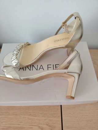 Sandalias de piel dorada / marca Anna Field / T.38