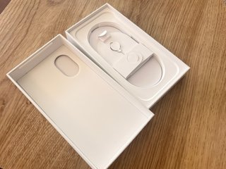 Caja iPhone 16