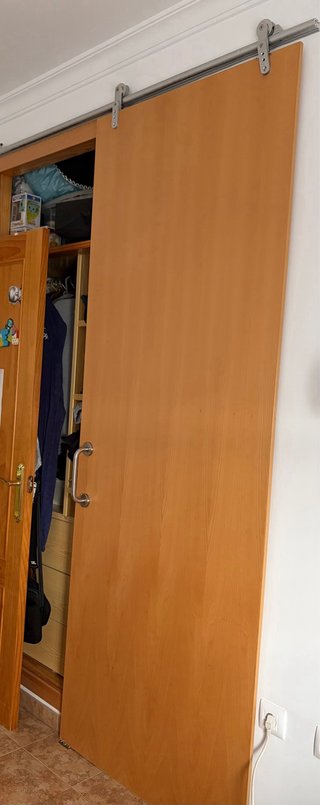 Puerta corredera armario madera. Medida 144 x 90.