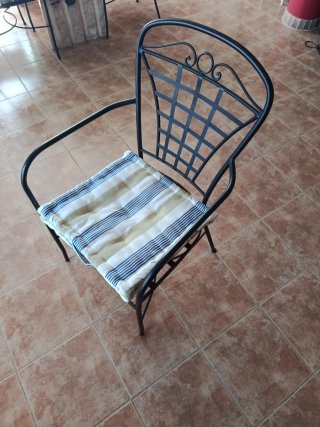 Silla de hierro forjado negra