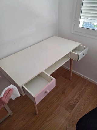 Escritorio blanco con cajones rosa y gris 115x55cm