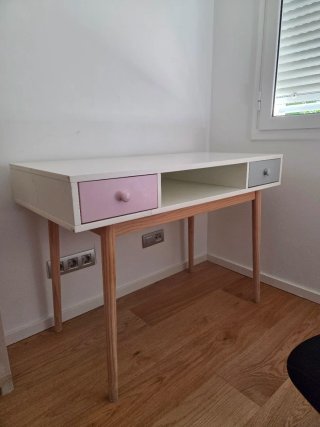Escritorio blanco con cajones rosa y gris 115x55cm