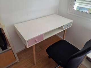 Escritorio blanco con cajones rosa y gris 115x55cm