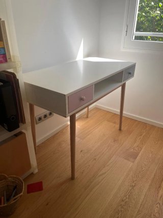 Escritorio blanco con cajones rosa y gris 115x55cm