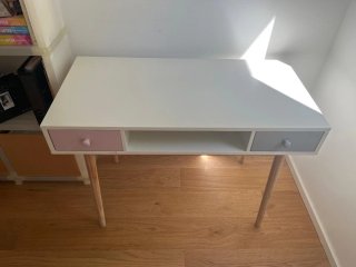 Escritorio blanco con cajones rosa y gris 115x55cm