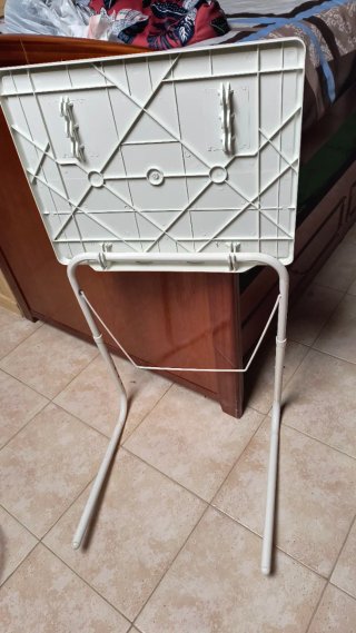 Tavolo ausiliario bianco per studio o colazione
