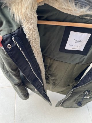Chaqueta Bershka verde con capucha Talla M