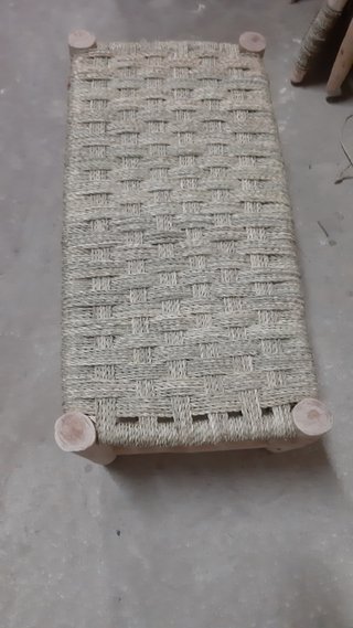 Banco de madera tejido estilo rústico