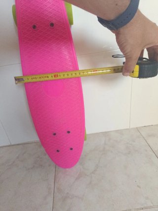 Monopatín rosa con ruedas verdes