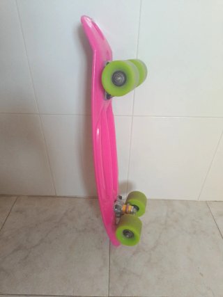 Monopatín rosa con ruedas verdes