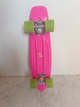 Monopatín rosa con ruedas verdes