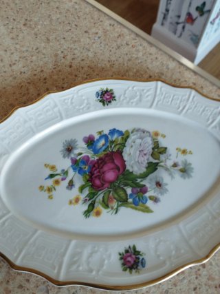 Fuente porcelana flores dorada