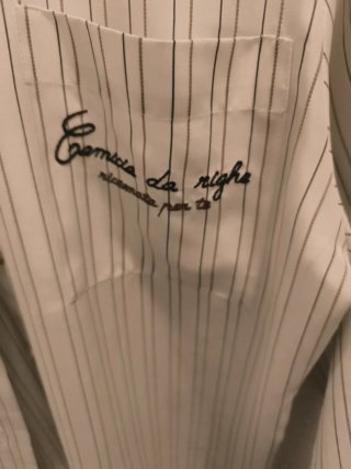 Camisa de rayas blanca y negra y marrón